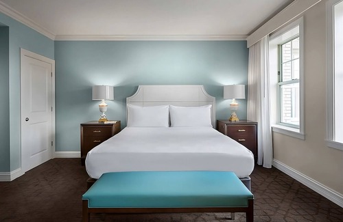 Central West End Hotel | Relaxing Room Right in the Heart of St. Louis! with Parkinga and Seasonal Pool!