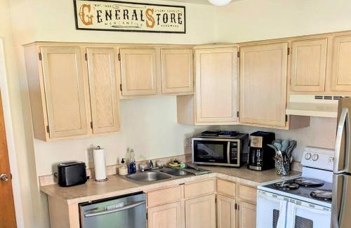 Cumberland House | Relaxing Rustic Oasis - 6 minute walk to Downtown! Pet-friendly & Cyclists Welcome!