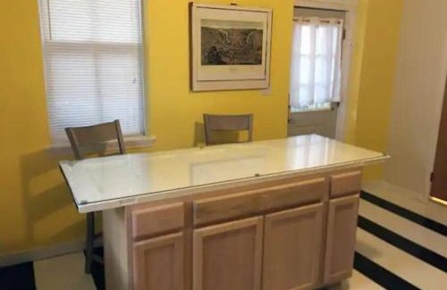 Cumberland House | Relaxing Rustic Oasis - 6 minute walk to Downtown! Pet-friendly & Cyclists Welcome!