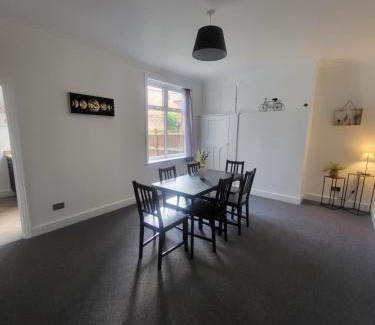 Hythe House | Relaxing Seaside Stay 3-Bed Home Minutes from Hythe Beach