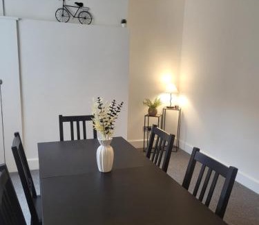 Hythe House | Relaxing Seaside Stay 3-Bed Home Minutes from Hythe Beach