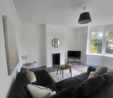 Hythe House | Relaxing Seaside Stay 3-Bed Home Minutes from Hythe Beach