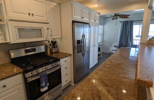 Old Towne House | Relaxing, Small-Town Feels, Beach House - ON the beach!