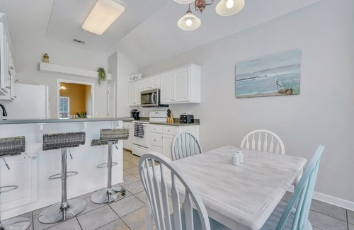 Savannah House | Relaxing & spacious 4BR home, fire pit & private fenced in backyard