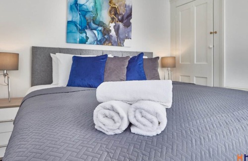 Liverpool House | ★Relaxing suburban haven ★by airport ★parking