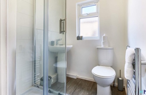 Liverpool House | ★Relaxing suburban haven ★by airport ★parking