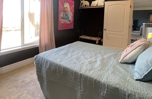 Castle Pines North Apartment | Relaxing Sunset MTN Views convenient-golf-king bed