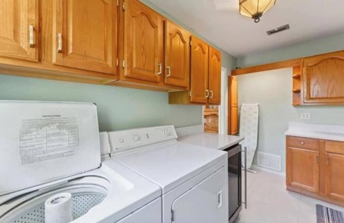 Arlington House | Relaxing SWEET HOME 9mi Downtown Pool&Hot tub.