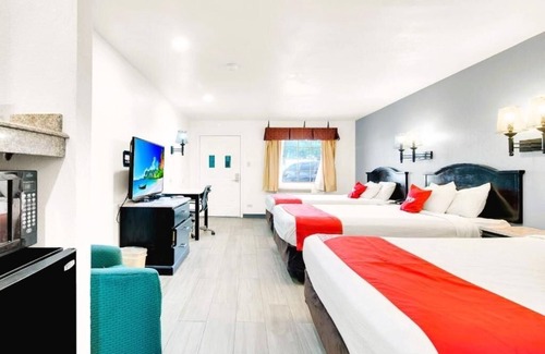 Oakville Hotel | Relaxing Unit Near Choke Canyon State Park – Pool, Pet Friendly & Parking