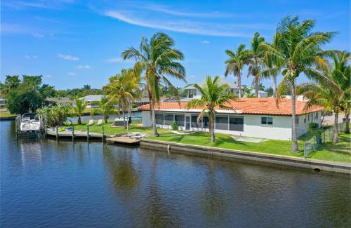 Fort Myers House | Relaxing Waterfront Retreat Near Downtown with Hot Tub, Kayaks, private Dock and Pets Welcome!