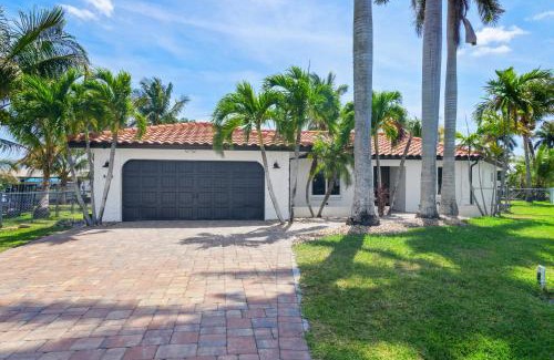 Fort Myers House | Relaxing Waterfront Retreat Near Downtown with Hot Tub, Kayaks, private Dock and Pets Welcome!