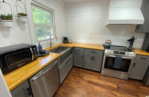 Horse Shoe Villa | Relaxing Waterfront Retreat, Newly renovated - modern-rustic, near Asheville