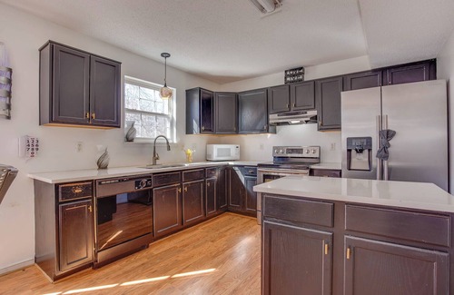 East Highland Park House | Relaxing wooded getaway and explore historic city with contemporary flair.