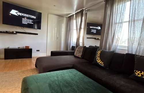 Oval Apartment | Remarkable 2-bed House in London
