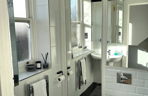 Oval Apartment | Remarkable 2-bed House in London