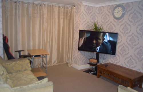 Brondesbury Park Apartment | Remarkable 2-bedroom Apartment With an Ensite