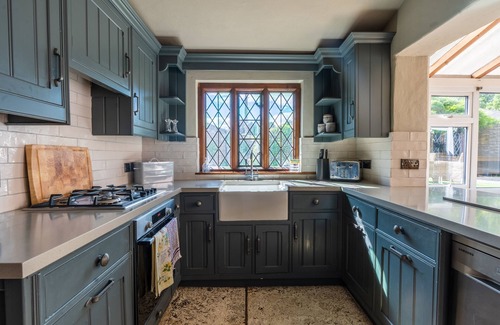 Caerleon House | Remarkable 4-bed Cottage in Cearleon