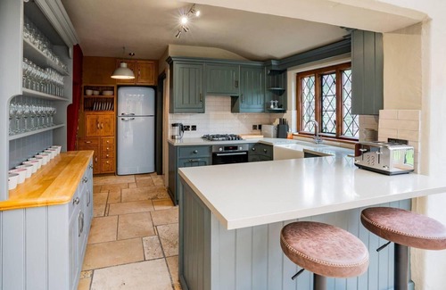 Caerleon House | Remarkable 4-bed Cottage in Cearleon