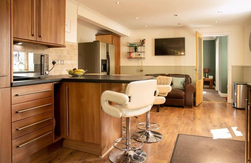 Yeadon House | Remarkable 4-bed House Near Leeds Airport
