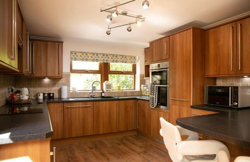Yeadon House | Remarkable 4-bed House Near Leeds Airport