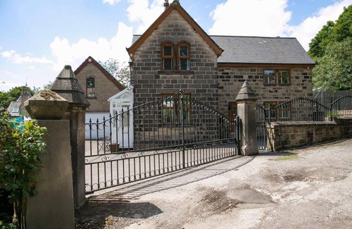 Yeadon House | Remarkable 4-bed House Near Leeds Airport