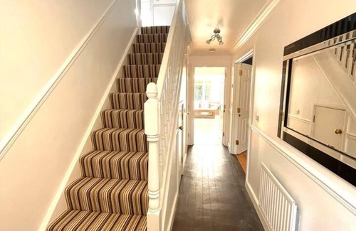 Horley House | Remarkable 5-bed House in Horley