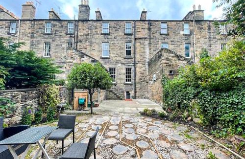 Tollcross Apartment | Remarkable 5BR Townhouse with Garden, Sleeps 12