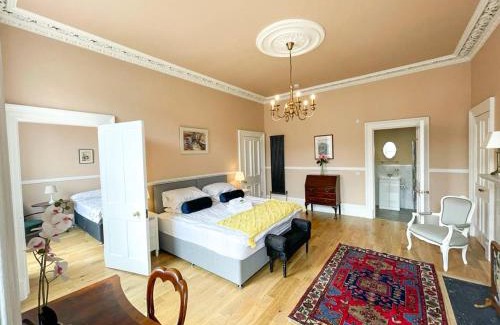 Tollcross Apartment | Remarkable 5BR Townhouse with Garden, Sleeps 12