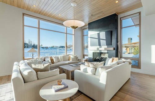 Tuhaye House | Remarkable Home in Tuhaye with Private Hot Tub, Golf Course Views, Tasteful Interior Design