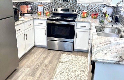 Drayton Condo | Remodeled 1 bedroom shared space, close to everything.Your choice of 2 bedrooms