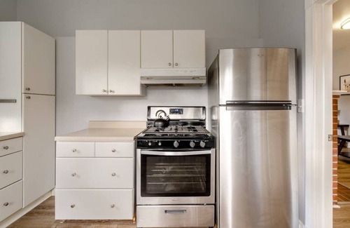Richmond House | Remodeled 2BR | Walk to Coffee, Bars & More