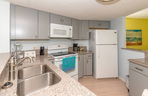 Atlantic Beach Condo | Remodeled, 2nd-Floor, Oceanfront Condo with Ocean View & Shared Pools/Hot Tub