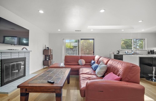San Tomas House | Remodeled 3 bdrm 2bath home w natural lights