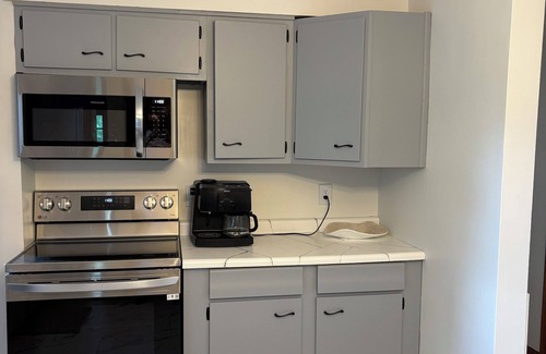 Jeffersonville - Clarksville House | Remodeled 3 Bedroom 1 & 1/2 bath on Veterans Pkwy Jeffersonville close to I-65.