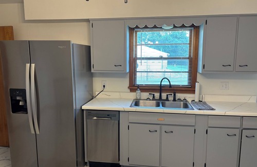 Jeffersonville - Clarksville House | Remodeled 3 Bedroom 1 & 1/2 bath on Veterans Pkwy Jeffersonville close to I-65.