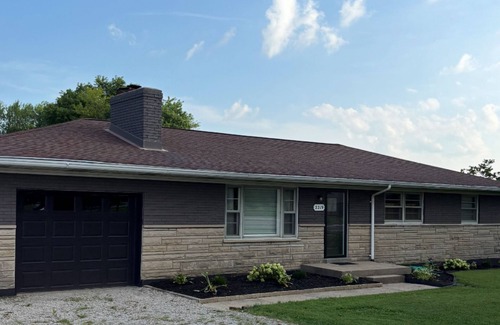 Jeffersonville - Clarksville House | Remodeled 3 Bedroom 1 & 1/2 bath on Veterans Pkwy Jeffersonville close to I-65.