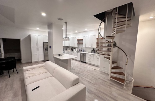 Sheffield Neighbors House | Remodeled 3 story entire townhouse available in the heart of Lincoln Park.