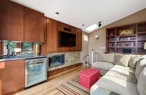 Sheffield Neighbors House | Remodeled 3 story entire townhouse available in the heart of Lincoln Park.