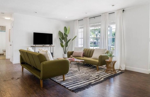 Imperial Point House | Remodeled | 3BR | Pool