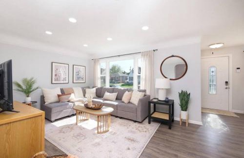 Parma House | Remodeled 4 Bedroom With a Game Room