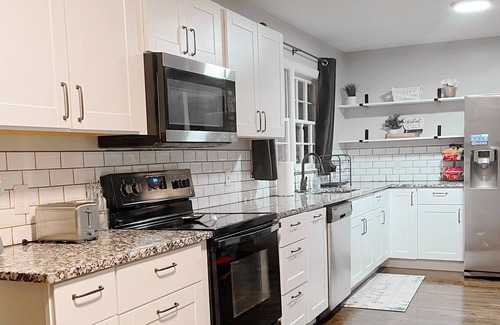 Kansas City House | Remodeled 5 Bedroom House Minutes from the Plaza, KC Zoo and KC Sports Stadiums