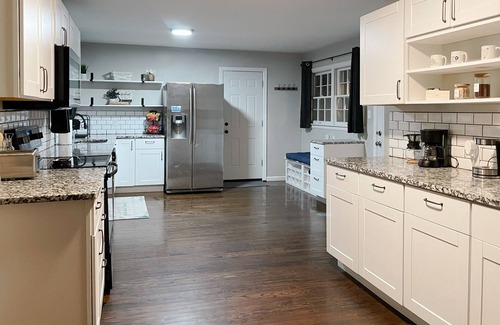 Kansas City House | Remodeled 5 Bedroom House Minutes from the Plaza, KC Zoo and KC Sports Stadiums