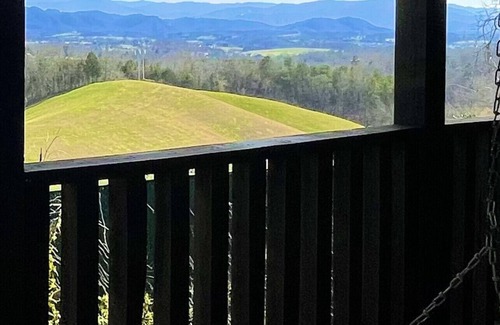 Sevierville Cabin | ❤️ Remodeled Amazing Cabin, King Beds, Game Room, Sleeps 26 ❤️