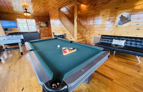 Sevierville Cabin | ❤️ Remodeled Amazing Cabin, King Beds, Game Room, Sleeps 26 ❤️