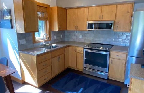 Friday Harbor Apartment | Remodeled and close to ferry & farmer’s market!