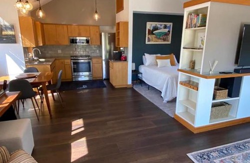 Friday Harbor Apartment | Remodeled and close to ferry & farmer’s market!