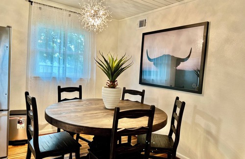 Benton House | Remodeled Benton home-sleeps 7/Coffee bar/WI-FI & Netflix/easy access to freeway