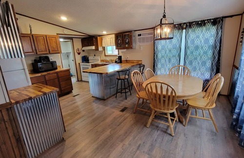 Benton Apartment | Remodeled Cottage 3 at the King Creek Lodge and Marina