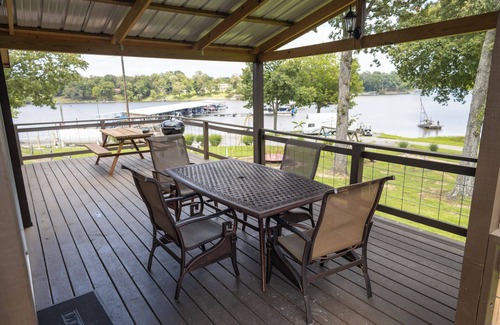 Benton Apartment | Remodeled Cottage 3 at the King Creek Lodge and Marina