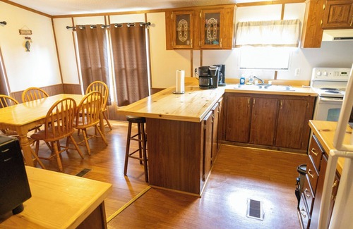Benton Apartment | Remodeled Cottage 4 at the King Creek Lodge and Marina